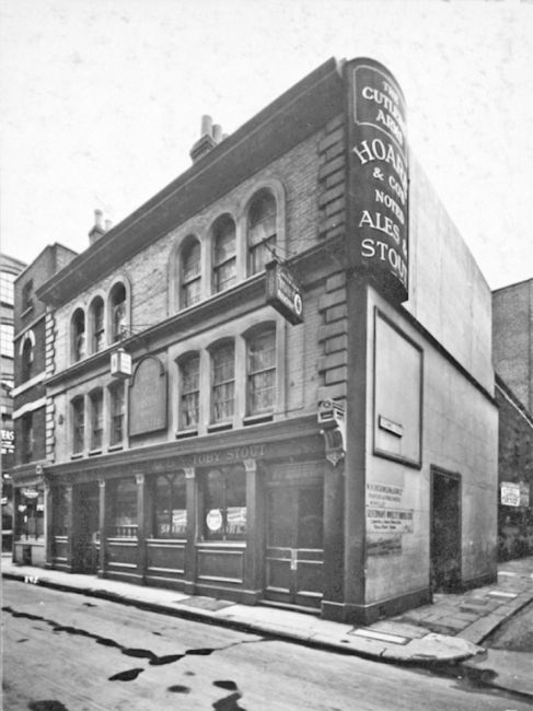 Cutlers Arms, Cutler Street at the corner of Exchange Buildings in c1920.