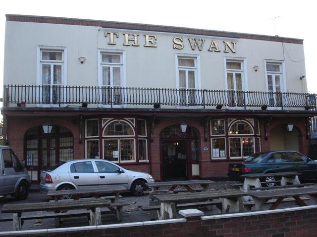 Swan Tavern/Hotel, 73 Clapton Common, E5  - in November 2006